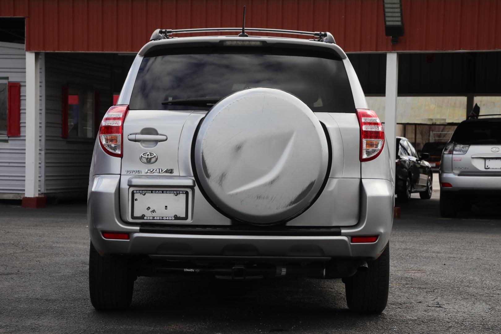 2010 SILVER TOYOTA RAV4 Base I4 2WD (2T3ZF4DV0AW) with an 2.4L L4 DOHC 16V engine, 4-SPEED AUTOMATIC transmission, located at 420 E. Kingsbury St., Seguin, TX, 78155, (830) 401-0495, 29.581060, -97.961647 - Photo#5